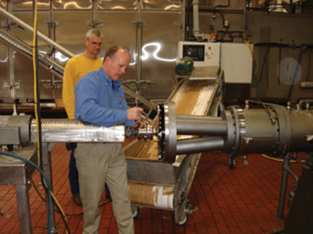 Article image for Extruder design changes increase production capacity for small-diameter feeds