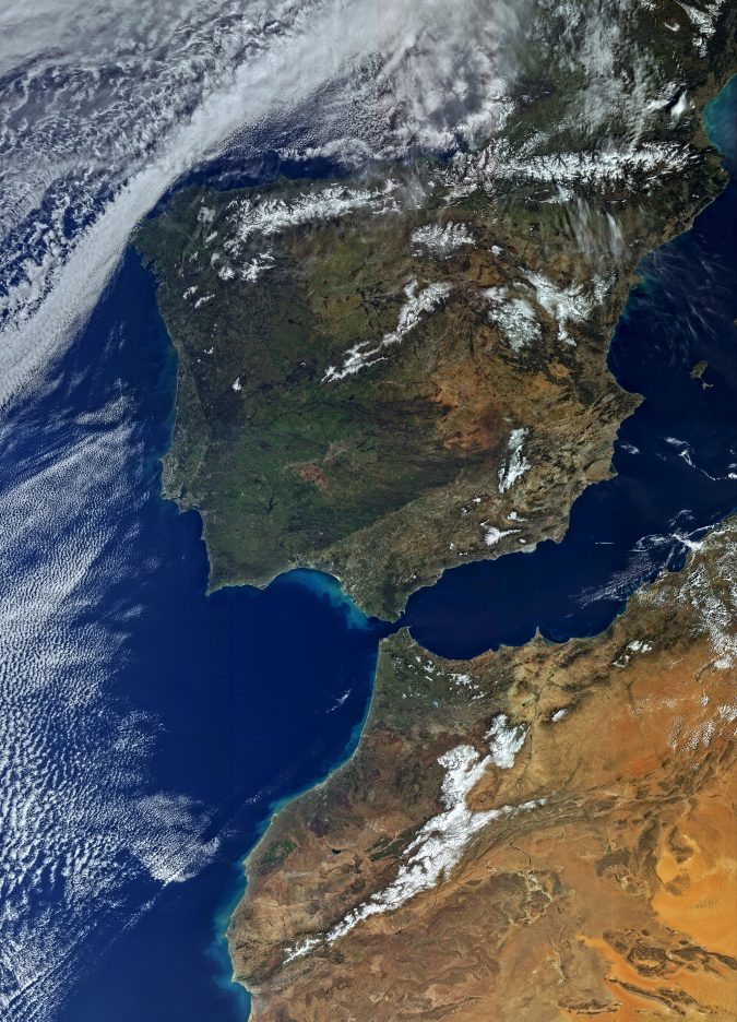 Con España, Portugal y el norte de África, esta es una de las primeras imágenes del satélite Sentinel-3A, tomada en marzo de 2016 y que muestra claramente el Estrecho de Gibraltar entre el Atlántico y el Mediterráneo. Remolinos de sedimentos y algas en el agua de mar se pueden observar a lo largo de la costa suroeste de España ya lo largo de la costa de Marruecos. Foto cortesía de la Agencia Espacial Europea / Envisat. 