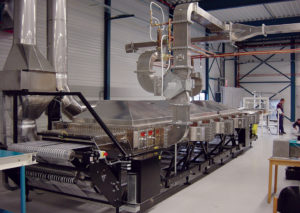 Microwave drying expanding to aquafeed production