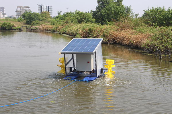 solar-powered pond aerator